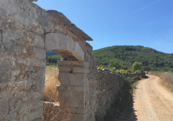 http://aroundtheworldin80harvests.com/2017/10/17/stari-grad-wine-hvar/